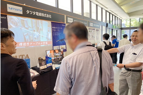 当社の展示と来客対応の様子画像2